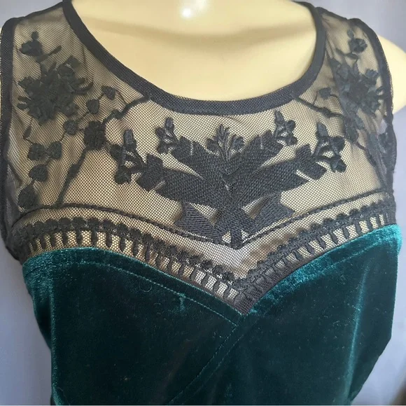 UO | STARING AT STARS Velvet and Lace Crop Top - Picture 4 of 9